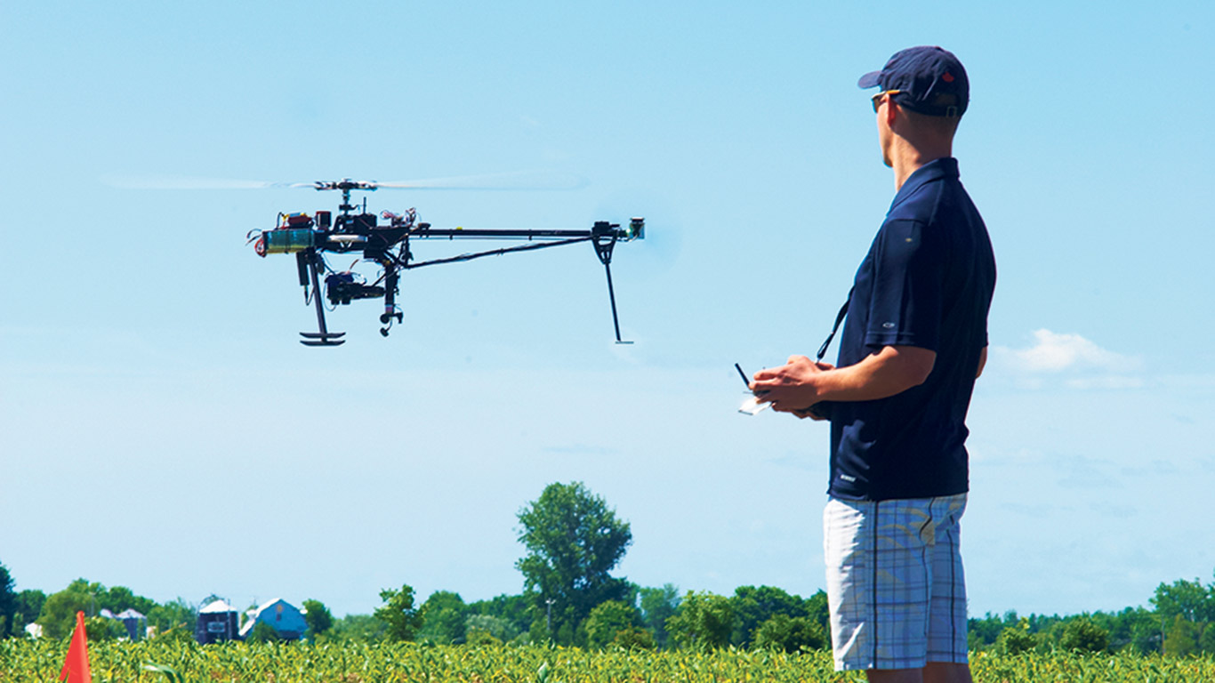 Un drone survolant un champ de maïs à Saint-Valentin, en Montérégie, pour recueillir des informations. Photo : Martin Ménard/Archives TCN