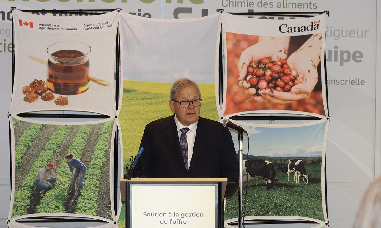 Le ministre de l’Agriculture et de l’Agroalimentaire du Canada, Lawrence MacAulay, a confirmé la création du Fonds pour l’innovation et l’investissement dans le secteur laitier qui, par l’entremise de subventions, vise à inciter les propositions de projets de valorisation des solides non gras. Photo : Caroline Morneau/TCN
