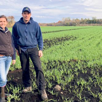 Madeleine et Jean-Marie Zumstein ont repris la ferme de leurs parents en 2009. Ils cultivent aujourd’hui 35 hectares de terre. Photo : André Laroche