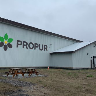 La nouvelle usine d’emballage de Propur, une filiale de Québec Parmentier, a été inaugurée il y a deux mois à Saint-Ambroise, au Saguenay–Lac-Saint-Jean. Photo : Caroline Morneau/TCN