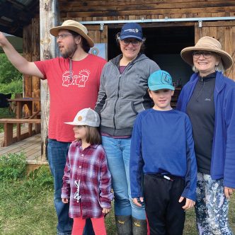 Deux générations portent le projet de la Ferme Nordvie pendant qu’une troisième grandit dans un cadre champêtre. Photo : Émilie Parent-Bouchard