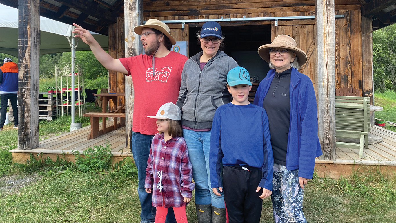 Deux générations portent le projet de la Ferme Nordvie pendant qu’une troisième grandit dans un cadre champêtre. Photo : Émilie Parent-Bouchard