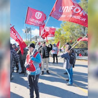 Les employés de la Voie maritime du Saint-Laurent, dont ceux des écluses de Saint-Lambert, ont amorcé une grève le 22 octobre. Photo : Gracieuseté d’Unifor
