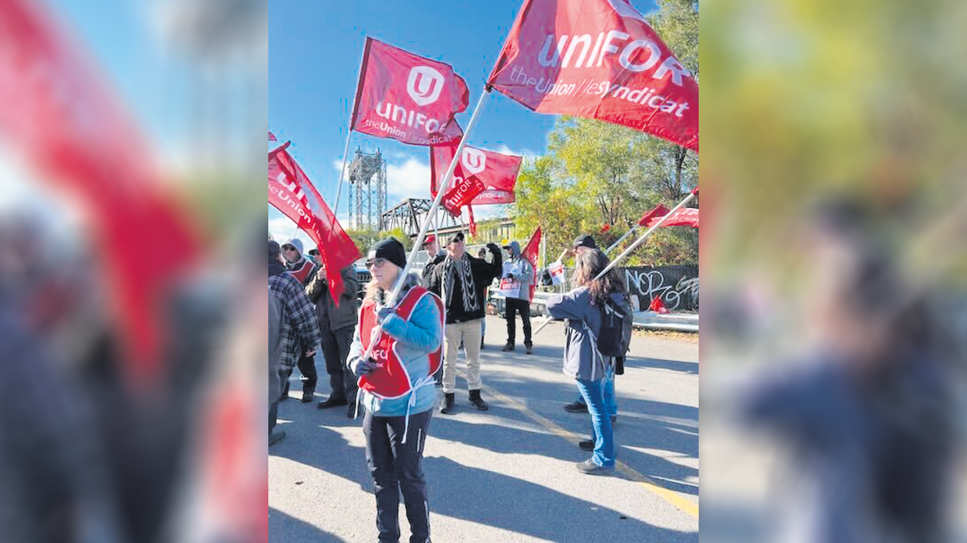 Les employés de la Voie maritime du Saint-Laurent, dont ceux des écluses de Saint-Lambert, ont amorcé une grève le 22 octobre. Photo : Gracieuseté d’Unifor