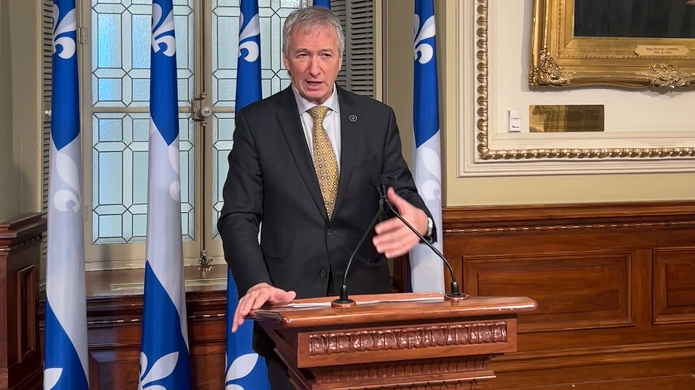 La contribution de Québec au fonds d’urgence sera bonifiée de 10 M$ pour atteindre 25 M$, a annoncé le ministre de l’Agriculture, André Lamontagne, en point de presse. Photo : Gracieuseté du MAPAQ