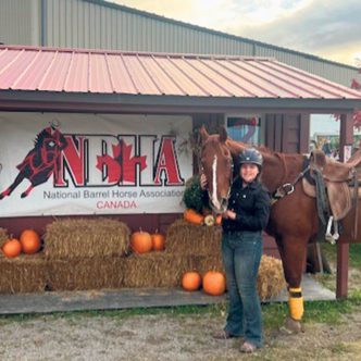 Toute une championne, Juliette Dumas! Lors des championnats canadiens du National Barrel Horse Association (NBHA) en course de barils, elle a été couronnée championne réserve 2D dans la catégorie « Youth ». Elle sera présente en novembre 2024 aux championnats mondiaux, qui se tiendront en Géorgie.