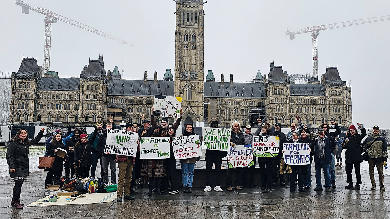 Le 22 novembre, les agriculteurs et sympathisants de l’Union nationale des fermiers (UNF) provenant d’aussi loin que l’Île-du-Prince-Édouard et la Colombie-Britannique sont venus manifester devant le parlement d’Ottawa pour demander d’interdire au Canada l’achat de terres agricoles par des investisseurs corporatifs. Photo : Gracieuseté de l’UNF