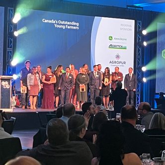 Les finalistes du concours Jeunes agriculteurs d’élite du Canada 2023, réunis sur la scène lors du gala, le 24 novembre. Photo: Geneviève Quessy
