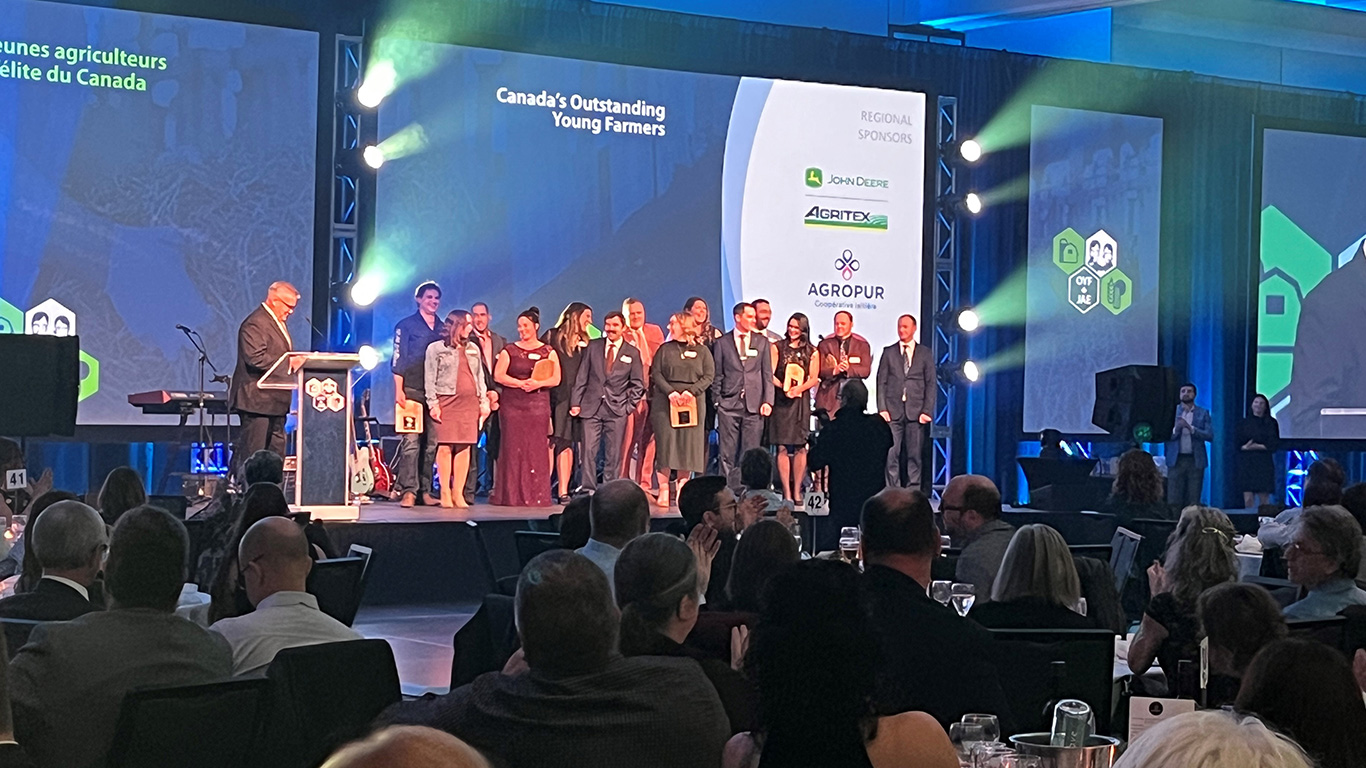 Les finalistes du concours Jeunes agriculteurs d’élite du Canada 2023, réunis sur la scène lors du gala, le 24 novembre. Photo: Geneviève Quessy