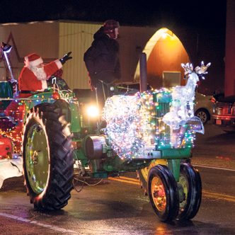 Les défilés sont une occasion pour le père Noël de sortir son tracteur et de donner congé à ses rennes, comme ici à Plaisance. Photo : Fanny St-Amour