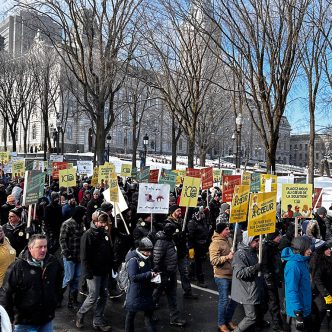 Environ 1 000 producteurs agricoles ont sillonné les rues de Québec jusqu’au parlement, parfois en chantant et parfois en scandant des slogans, pour faire entendre leur message. Photo : Vincent Cauchy/TCN