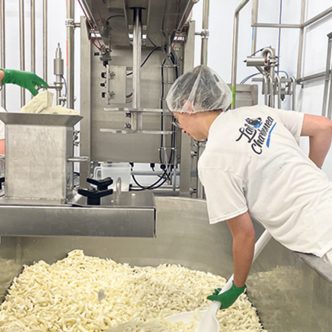 Le fromage en grains que la famille Charbonneau commercialise aujourd’hui dans une vingtaine de saveurs est devenu l’un des produits phares pour ces producteurs laitiers de Sainte-Anne-des-Plaines. Photo : Facebook/Lait Charbonneau