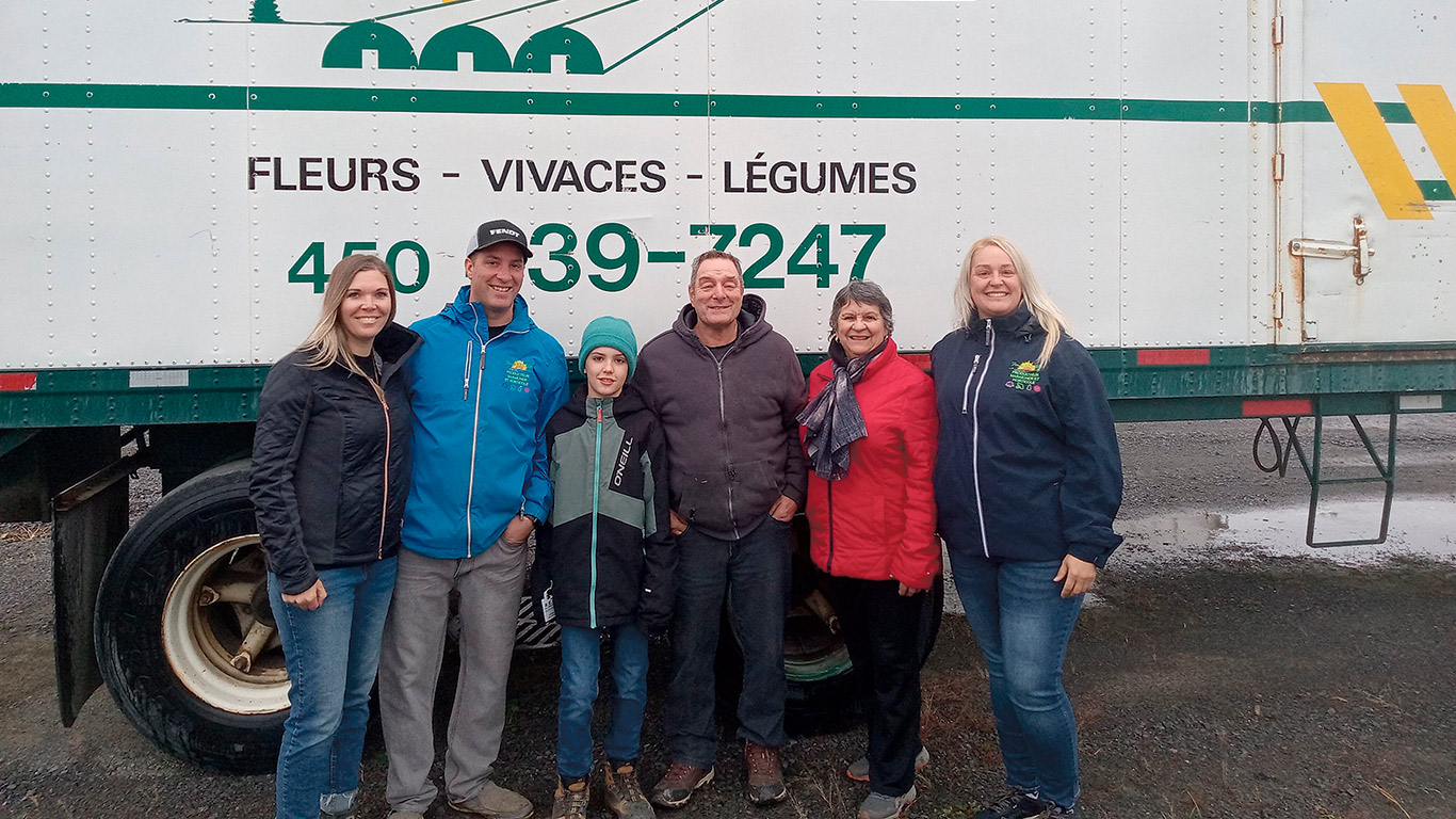 Natasha Kisiel, Jérémie Bastien, Ethan Bastien, Pierre Bastien, Sylvie Plante-Bastien et Élyse Bastien forment une famille unie au travail. Photo : Simon Martel