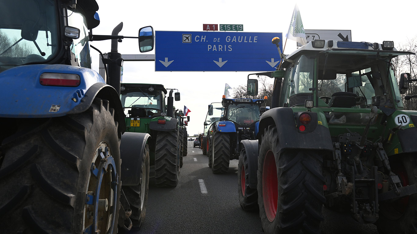 Utilisant des centaines de tracteurs forestiers et des bottes de foin, les manifestants ont bloqué les autoroutes menant à la capitale française. Photo : AP Photo/Matthieu Mirville