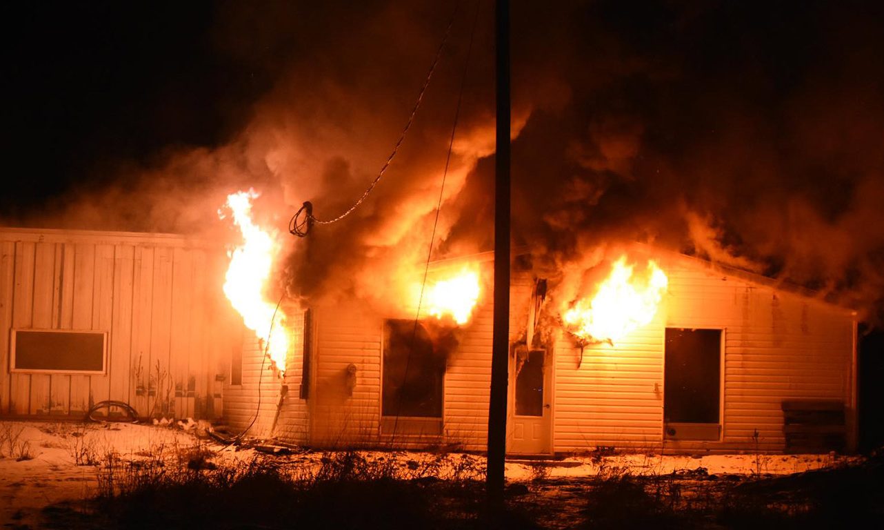 Tous les animaux ont péri dans l’incendie survenu le 1er janvier à la Ferme Desro, de Sainte-Gertrude-Manneville, en Abitibi. Photo : Érik Paquette/Mediat