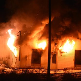 Tous les animaux ont péri dans l’incendie survenu le 1er janvier à la Ferme Desro, de Sainte-Gertrude-Manneville, en Abitibi. Photo : Érik Paquette/Mediat