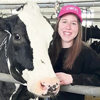 Pour Anne-Marie Roy, les métiers de conseillère en financement et de productrice laitière sont complémentaires. Photo : Gracieuseté d’École-O-Champ