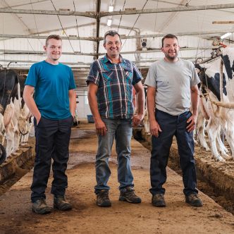 Maxim, Francis et Sylvain Drapeau, la Ferme Drahoka, sont bien fiers de leur 1re place au palmarès des 25 meilleurs troupeaux laitiers de Lactanet Canada. Photo : Gracieuseté de la Ferme Drahoka