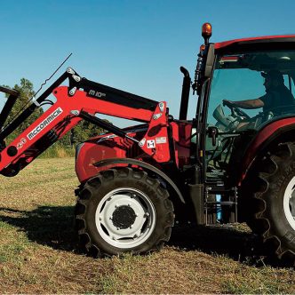La taille compacte du X4, présenté par le fabricant comme un tracteur polyvalent et économique, est un avantage à l’intérieur des granges, et sa stabilité permet un fonctionnement sûr dans les champs. Photo : Gracieuseté de McCormick
