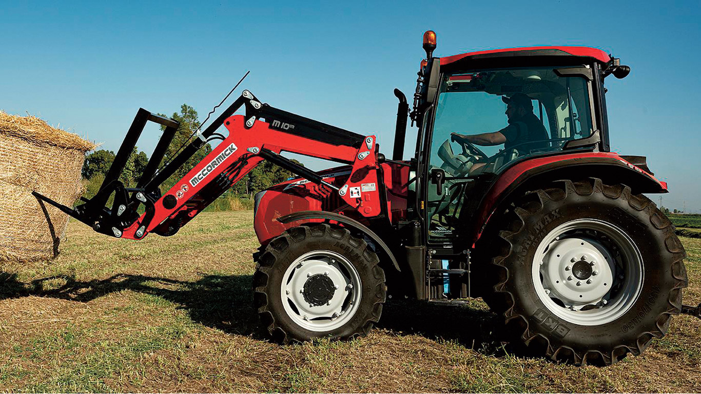 La taille compacte du X4, présenté par le fabricant comme un tracteur polyvalent et économique, est un avantage à l’intérieur des granges, et sa stabilité permet un fonctionnement sûr dans les champs. Photo : Gracieuseté de McCormick