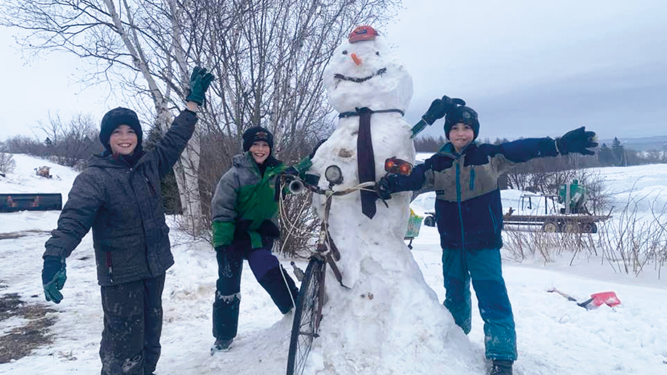 Julien, Antoine et Cédric ont bien fait rire leur papa, Pat Lévesque, avec leur bonhomme de neige à vélo.