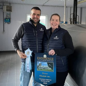 Benoît Dagenais et Anik Lalande, propriétaires de la Ferme Okadale, ont été récompensés par Agropur pour la qualité du lait de leurs vaches. Photo : Marie-Ève Lepage/Agropur