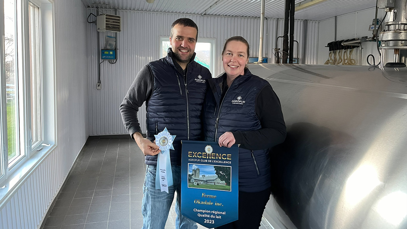 Benoît Dagenais et Anik Lalande, propriétaires de la Ferme Okadale, ont été récompensés par Agropur pour la qualité du lait de leurs vaches. Photo : Marie-Ève Lepage/Agropur