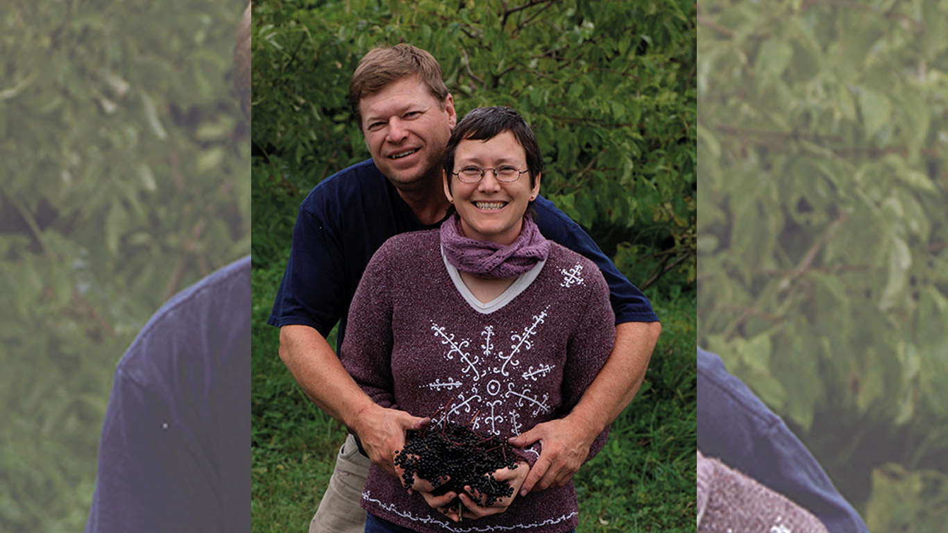 Sylvain Mercier et Jacinthe Desmarais, de l’entreprise Suro, cultivent le sureau. Photo : Gracieuseté de Suro