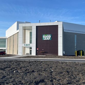 Selon GoodLeaf, la nouvelle ferme verticale de Saint-Hubert est la plus grande au Canada, ex aequo avec celle de Calgary. Photo : Ariane Desrochers/TCN