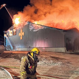 Environ dix heures ont été nécessaires aux pompiers pour maîtriser le brasier. Photo : Service de sécurité incendie de Saint-Patrice-de-Beaurivage