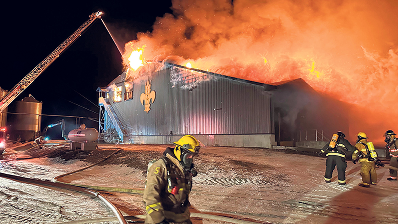 Environ dix heures ont été nécessaires aux pompiers pour maîtriser le brasier. Photo : Service de sécurité incendie de Saint-Patrice-de-Beaurivage