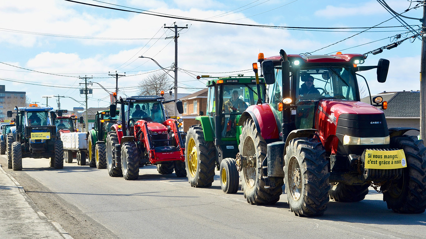 Lors de la manifestation, un convoi composé de près de 200 tracteurs et de diverses machineries agricoles s’est étiré sur l’artère principale de Rimouski. Photos : Johanne Fournier
