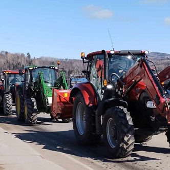 Le convoi était composé d’un peu plus de 100 tracteurs. Photos : Johanne Martin / collaboration spéciale