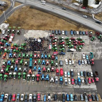 Trois convois de tracteurs, partis au petit matin de différents secteurs du Saguenay–Lac-Saint-Jean, ont convergé vers Alma. Photo : Gracieuseté de la Fédération de l’UPA du Saguenay–Lac-Saint-Jean