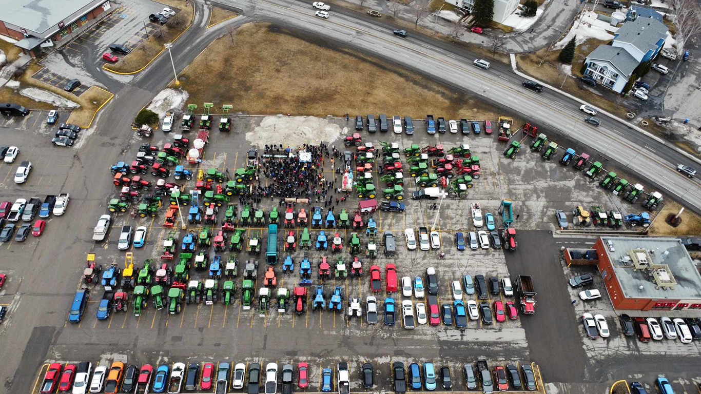 Trois convois de tracteurs, partis au petit matin de différents secteurs du Saguenay–Lac-Saint-Jean, ont convergé vers Alma. Photo : Gracieuseté de la Fédération de l’UPA du Saguenay–Lac-Saint-Jean