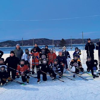 La famille de Nadine Boivin, de la Ferme Villemieux, du rang Saint-Martin à Chicoutimi, sur le bord du Saguenay, a reçu l’équipe de hockey de leur petit-fils Raphaël sur leur patinoire et deux joueurs des Saguenéens de Chicoutimi. Quand même…