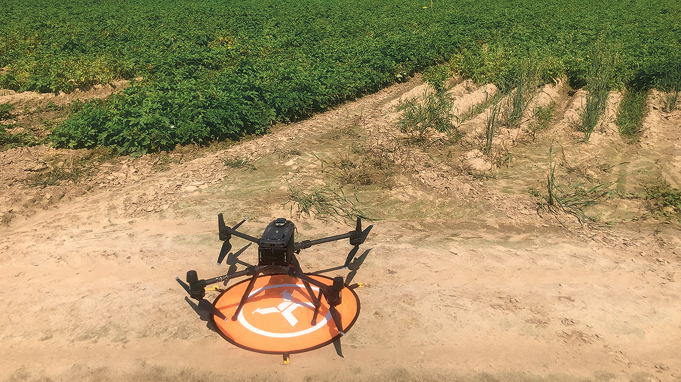 Le drone posé sur sa base en plein champ. Photos :Gracieuseté de l’INRS