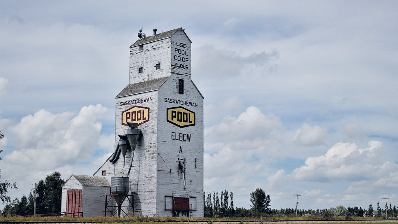 La Saskatchewan Wheat Pool a laissé plusieurs vestiges dans le paysage des Prairies canadiennes, comme de nombreux silos à grains datant de l’âge d’or de cette grande coopérative agricole. Photo : Wikicommons/Canadaadanac
