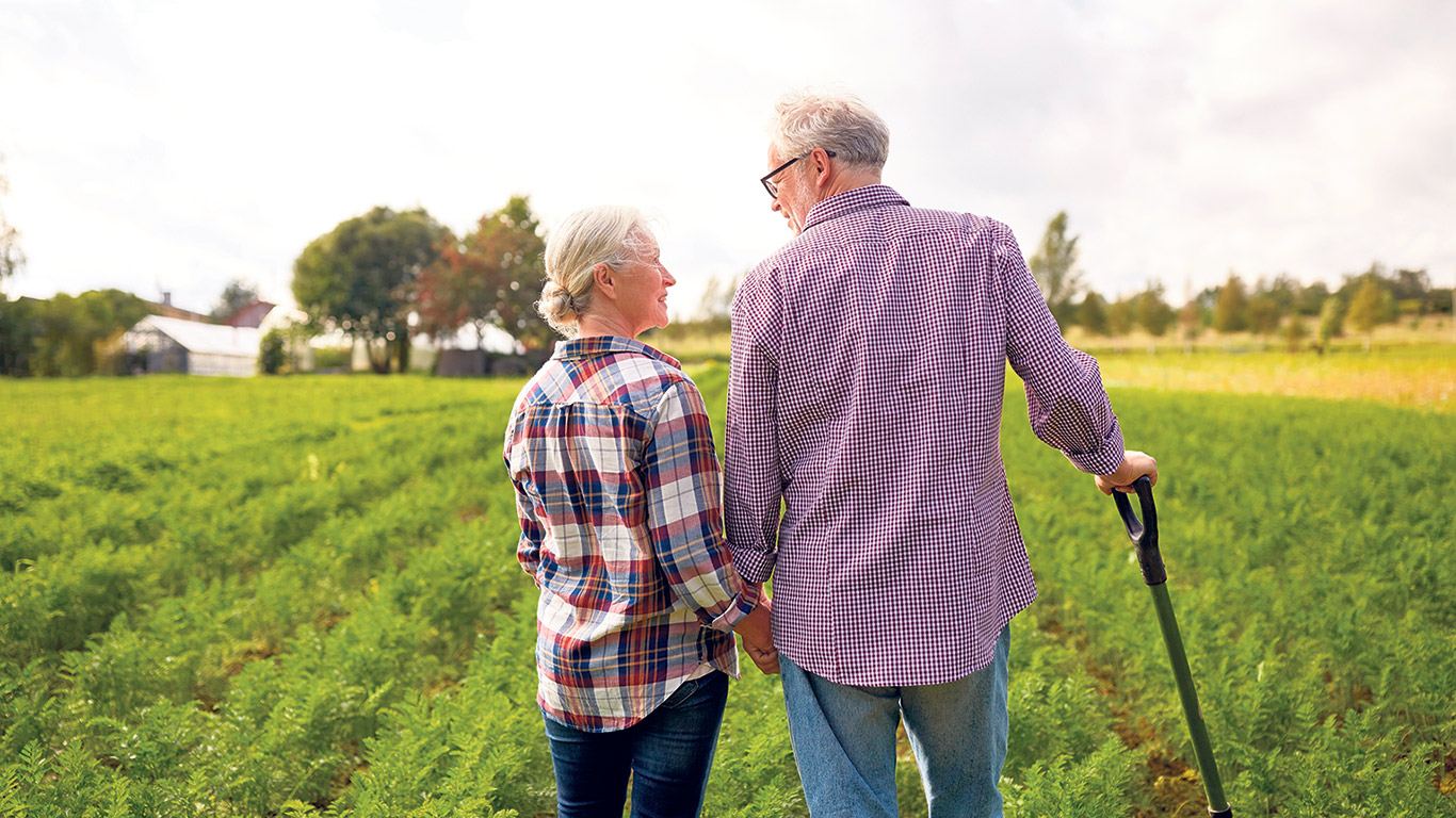 Depuis le 1er janvier 2024, les travailleuses et travailleurs de 65 ans et plus peuvent faire le choix de cesser de verser des cotisations au RRQ. Pour ce faire, ils doivent déjà bénéficier d’une rente de retraite du RRQ ou du Régime de pensions du Canada. Photo : Shutterstock