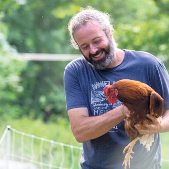 Dominic Lamontagne milite depuis plusieurs années pour permettre aux petits éleveurs de volailles d’abattre leurs poulets directement à la ferme.
