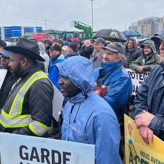 Environ 200 agriculteurs ont bravé la pluie pour se réunir à Laval, le 11 avril. Photos : Geneviève Quessy