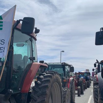 Une quarantaine de tracteurs se sont mêlés à la circulation, près du casino du Lac-Leamy. Photos : Gracieuseté de la Fédération de l’UPA Outaouais-Laurentides