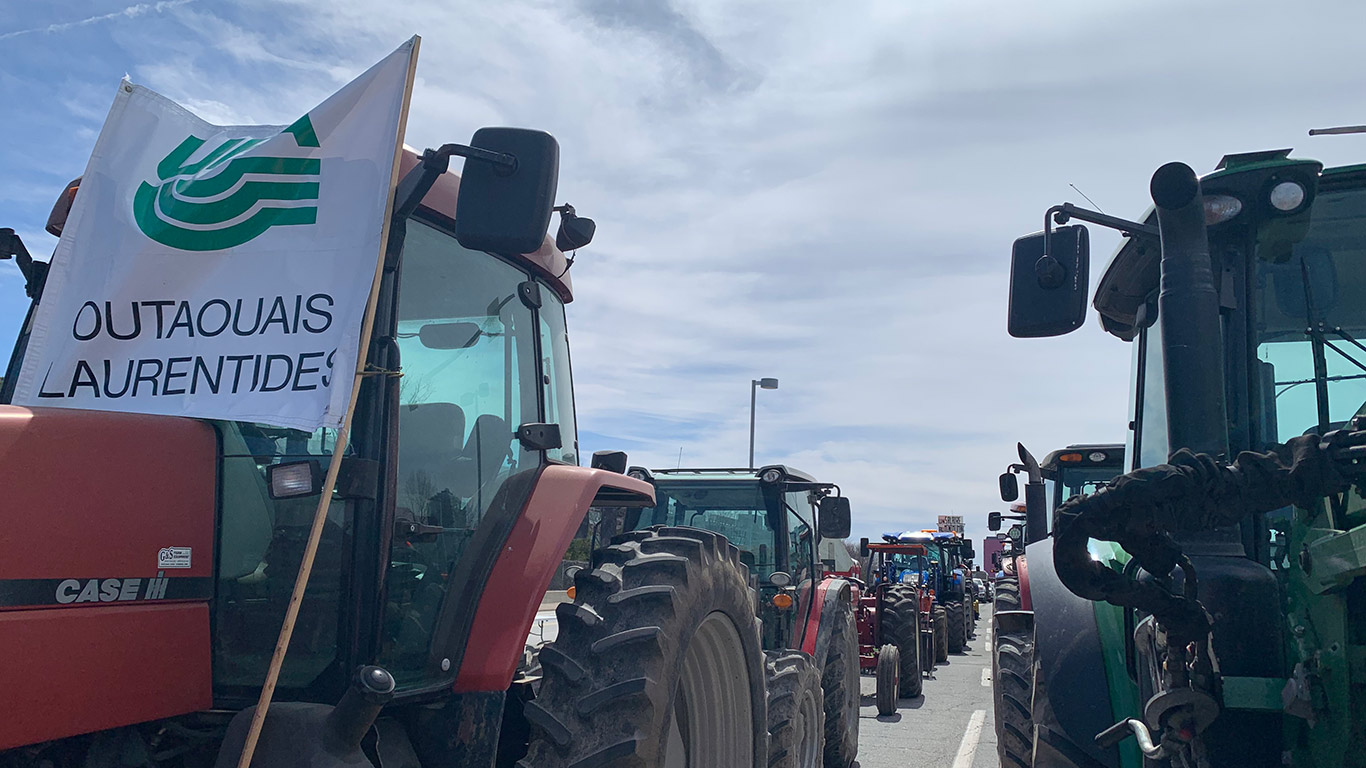 Une quarantaine de tracteurs se sont mêlés à la circulation, près du casino du Lac-Leamy. Photos : Gracieuseté de la Fédération de l’UPA Outaouais-Laurentides