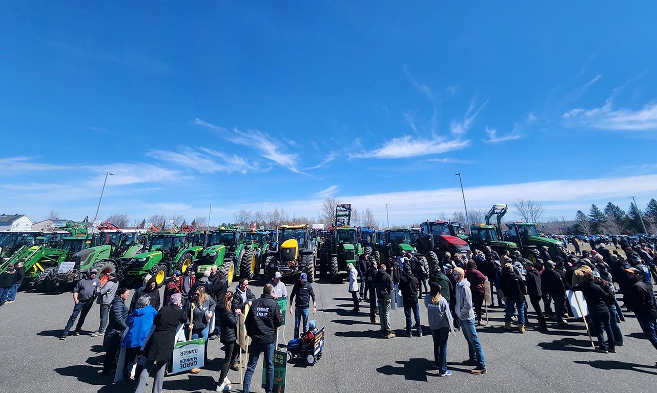 La Mobilisation pour l’avenir agricole du Centre-du-Québec a rassemblé plus de 350 tracteurs, le 18 avril, à Drummondville. Photo : Gracieuseté de la Fédération de l’UPA du Centre-du-Québec