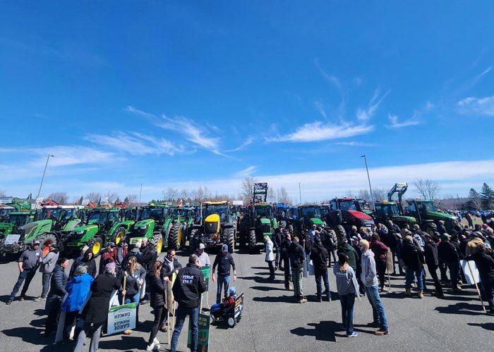 La Mobilisation pour l’avenir agricole du Centre-du-Québec a rassemblé plus de 350 tracteurs, le 18 avril, à Drummondville. Photo : Gracieuseté de la Fédération de l’UPA du Centre-du-Québec