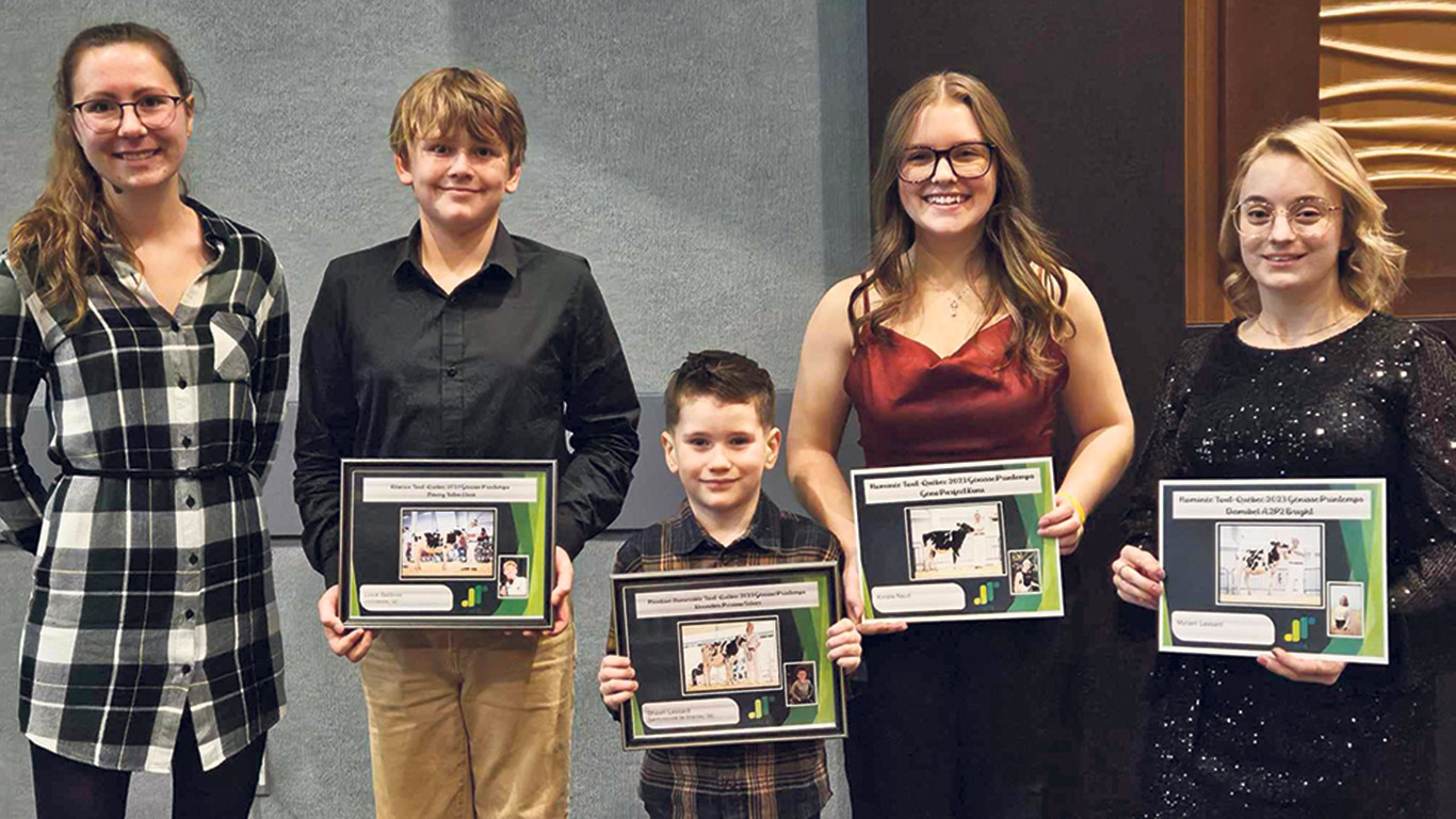 La semaine des champions débute avec Loïck Galibois, Shawn Lessard, Coralie Nault et Myriam Lessard, gagnants et gagnantes dans la classe Génisse junior Holstein, lors de la soirée des Tout-Québec de l’Association des jeunes ruraux du Québec.