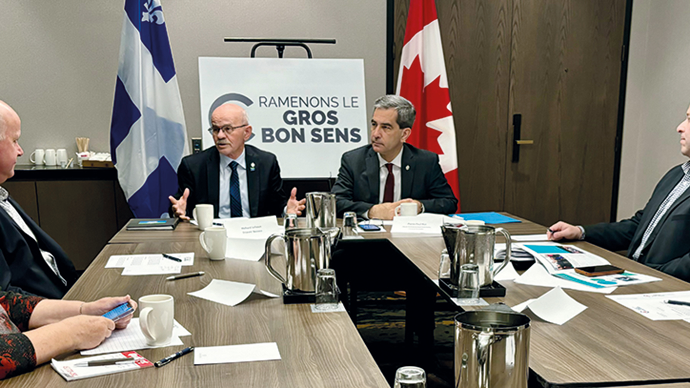 Richard Lehoux et Pierre-Paul Hus (au centre) étaient de passage à Saint-Hyacinthe, le 24 avril. Photo : Parti conservateur du Canada