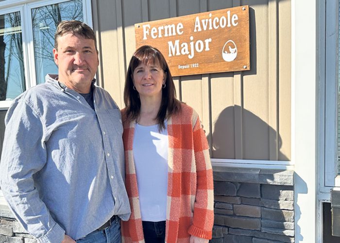 Roger et Roxanne Major, propriétaires de la Ferme avicole Major, qui compte des installations au Québec et en Ontario, produisent des œufs de vaccin depuis 1988. Photo : Gracieuseté de la Ferme avicole Major