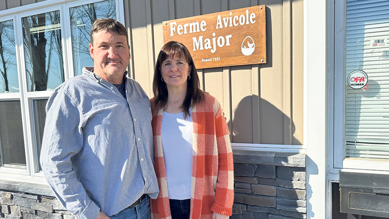 Roger et Roxanne Major, propriétaires de la Ferme avicole Major, qui compte des installations au Québec et en Ontario, produisent des œufs de vaccin depuis 1988. Photo : Gracieuseté de la Ferme avicole Major