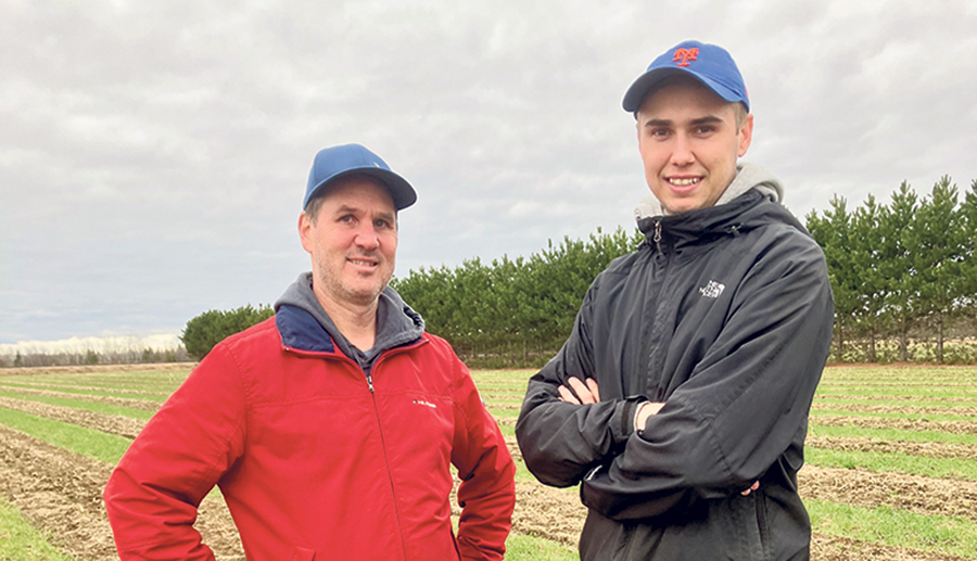 Mario Rondeau prépare William Dagenais à prendre sa relève dans quelques années. Employé depuis trois ans à la ferme, ce diplômé en techniques agricoles est aussi devenu le copain de la fille de Mario Rondeau.